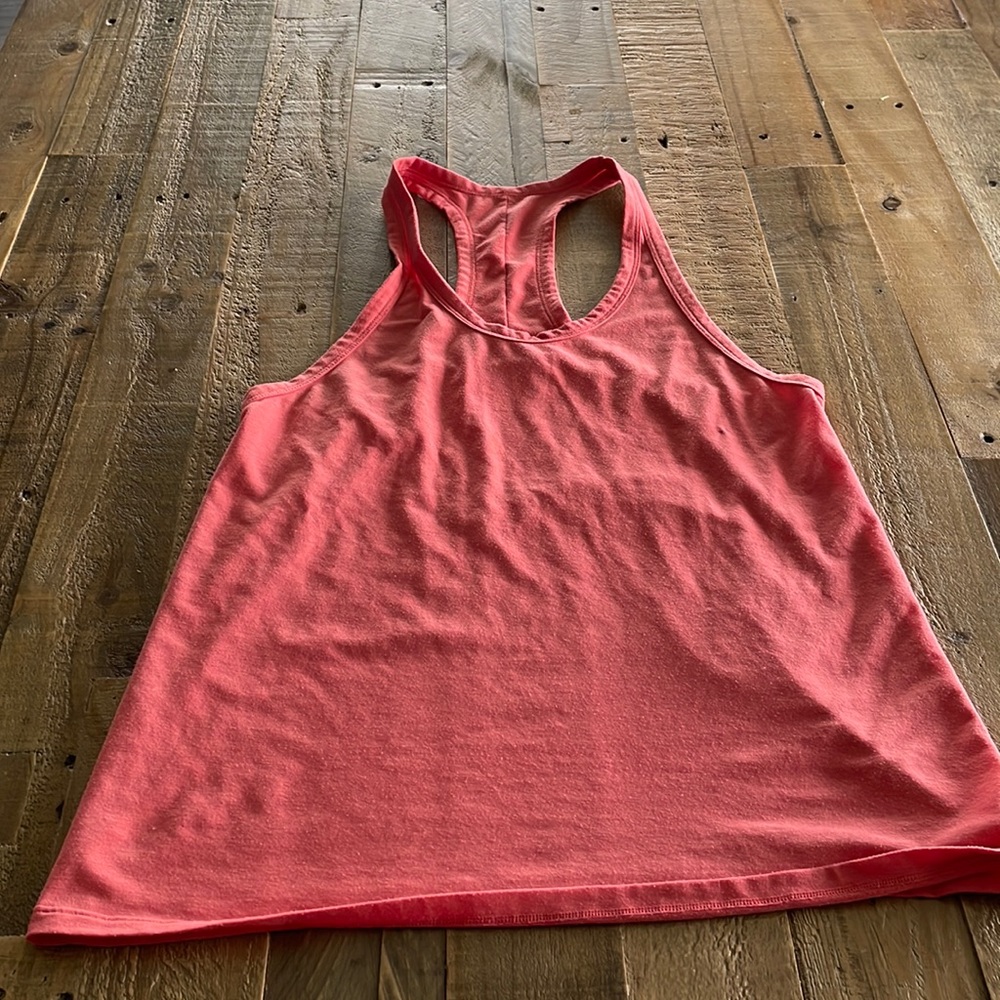 Alo yoga motion tank in Strawberry